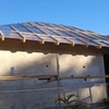 Einstöckiges Haus im Bau in Paraguay mit hölzerner Dachkonstruktion und Betonwänden, zeigt ein Wohnbauprojekt