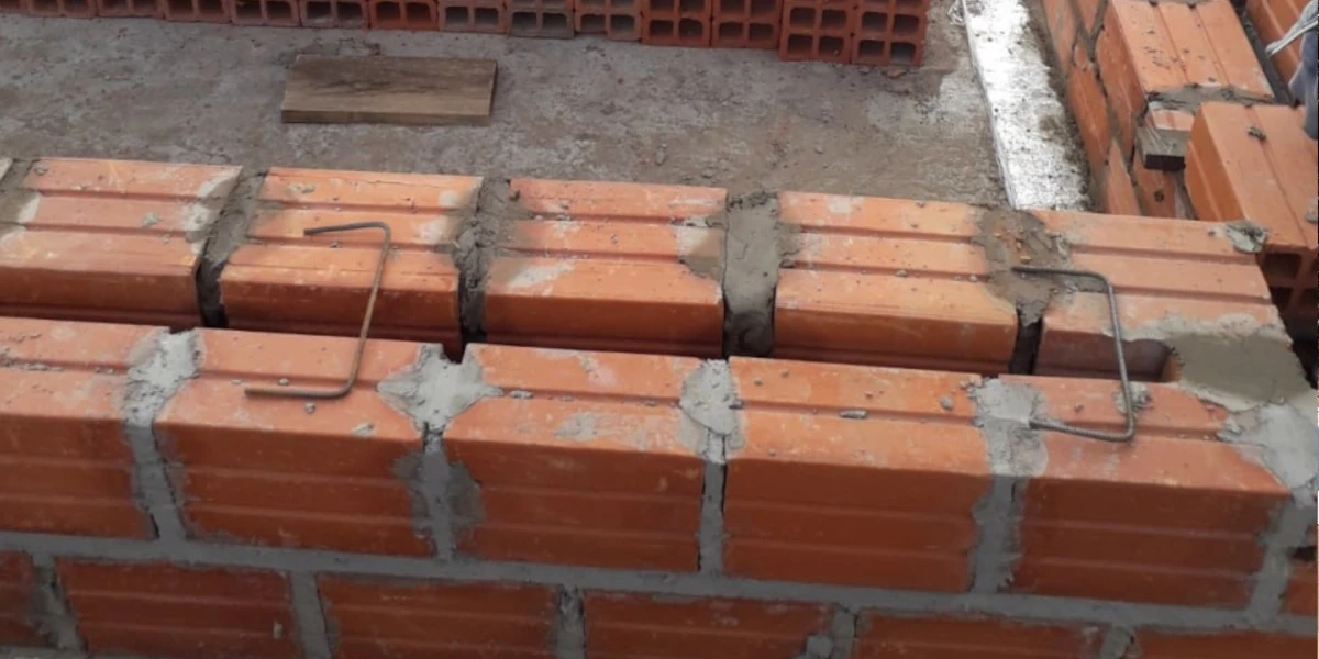 Corte transversal de una pared de tres capas con cámara de aire visible entre el muro interior y el exterior