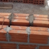 Cross-section of a three-layer house wall with a visible air cavity between the inner and outer wall