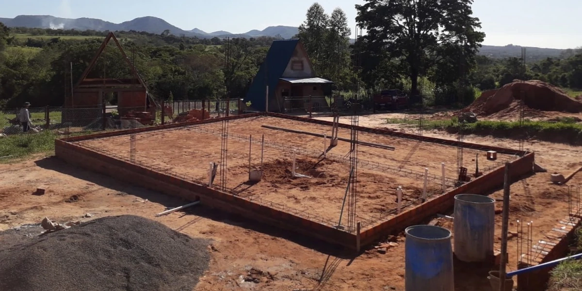 Excavación manual de cimientos en Paraguay con acero de refuerzo atado a mano y encofrado para la losa de una casa unifamiliar