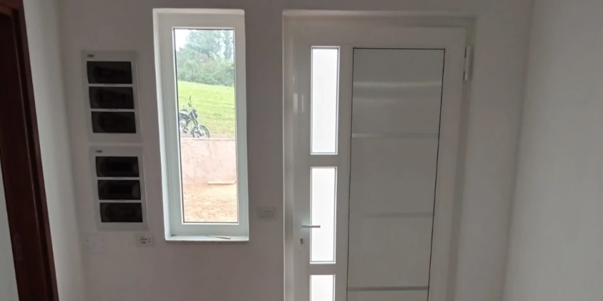 Interior acogedor con piso de parquet e iluminación cálida en una noche fría paraguaya