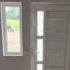 Interior acogedor con piso de parquet e iluminación cálida en una noche fría paraguaya